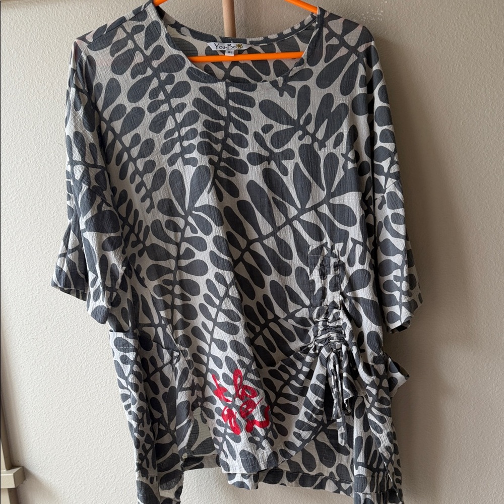 You-Be Gray Leaf Print Tunic Top with Red Accent